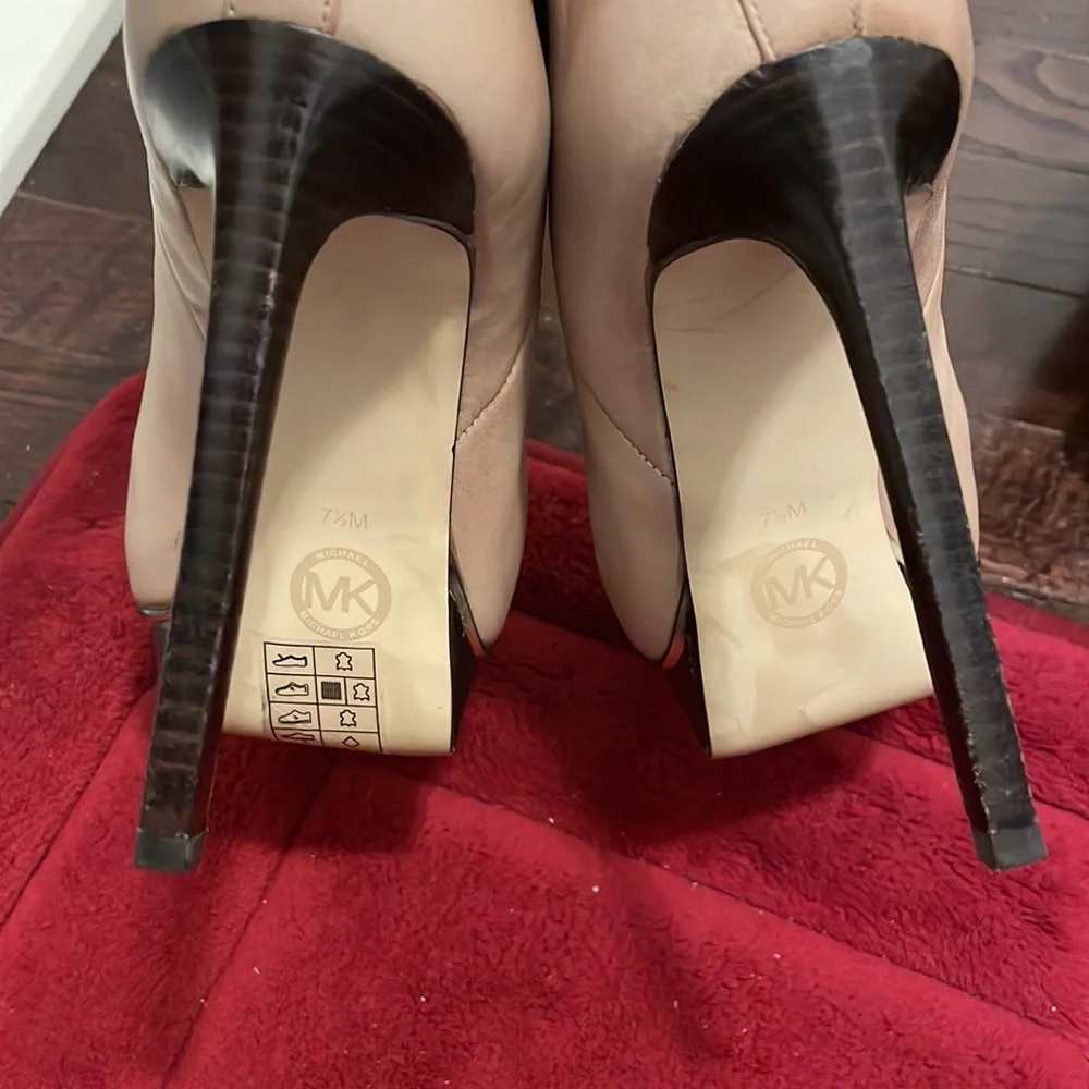 Michael Kors Meadow Booti Khaki color size 7.5